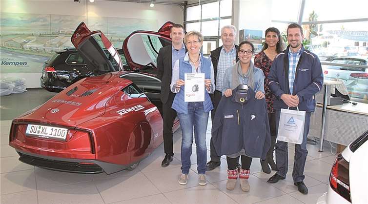 Vor dem VW XL1, das legendäre 1-Liter-Auto von VW, wurden die Preise überreicht: Eldad Omerovic (AH Kempen), Elisabeth Herschbach (Gewinnerin des Reifensatzes) Matthias Kempen (Seniorchef AH Kempen), Sarah Quaynor, Bonn (Gewinnerin der Softshelljacke), Stephanie Willerscheid (AH Kempen) und Björn Neumann (TÜV Rheinland).WP