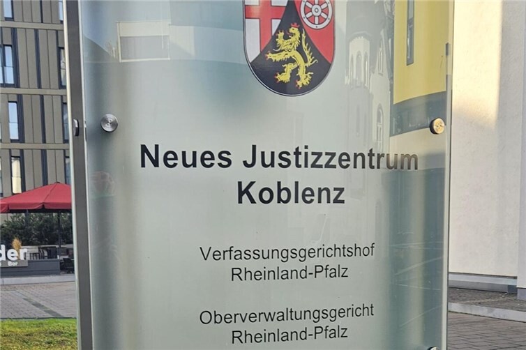Vor dem Verwaltungsgericht Koblenz erstreiten die Stadtratsfraktionen SPD und GRÜNE die Befassung des Rates mit der Stadtentwicklungsthemen die auch die Verkehrsführung in Lahnstein beeinflussen können.