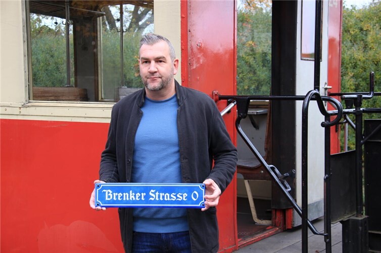 Wie eine 0 zum Hingucker für Touristen wird Vor dem Vulkan-Express präsentiert Dominik Schmitz das neue Schild.