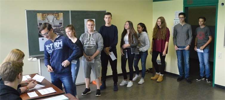 Vor dem Wahllokal bildeten sich lange Schlangen. privat