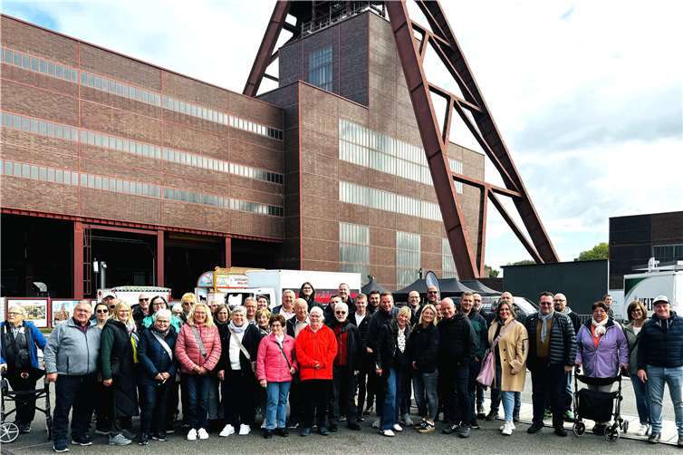 Vor dem Weltkulturerbe: Der Junggesellenverein Ober-Polch an der Zeche Zollverein in Essen. Foto: privat