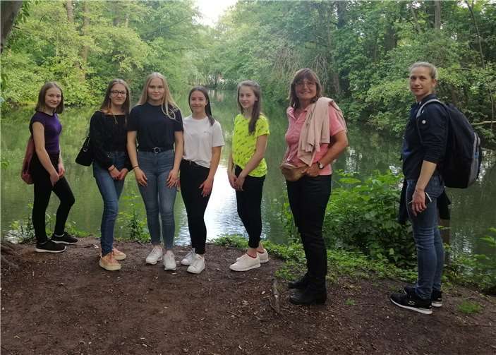 Vor dem Wettkampf durften die Mädchen noch die Gegend erkunden. Jana Hausch, Annika Gotzen, Alice Büter, Lena Ellinger, Nika Flato, Frau Vennmann-Leitz, Valentina Flato (Trainerin TV Bad Ems). Fotos: privat