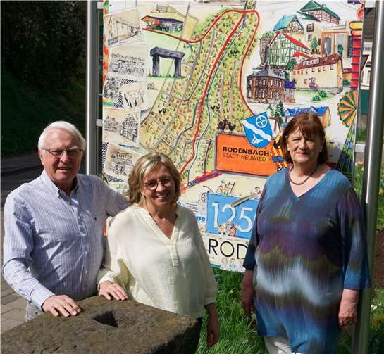 Vor dem Wimmelbild, entstanden anlässlich der 1250-Jahrfeier, posierten die drei Kandidaten.  Foto: Gerhard Neumann