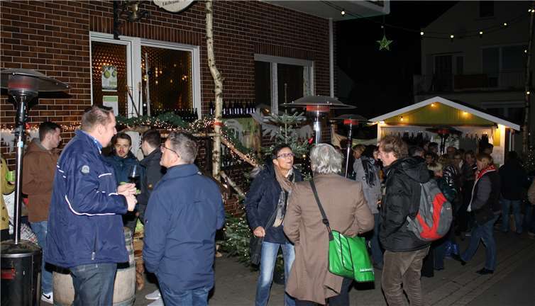 Vor dem Winzeranwesen gab es unter anderem Glühwein,Punsch, Winzersekt und knusprige Kartoffelwaffeln.