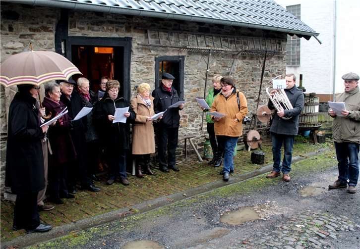 Vor dem Wirtschaftsraum des Heimatmuseums sang die Festgesellschaft bekannte Weihnachtslieder. DL