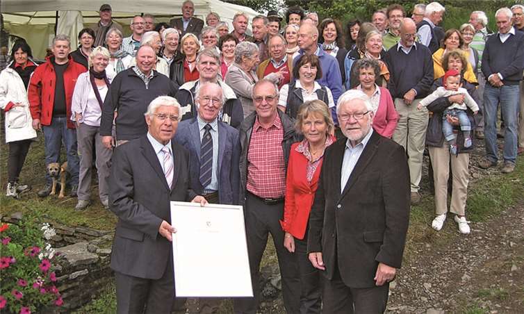 Vor dem Zelt der Blaskapelle Kesseling. In erster Reihe von links: Fritz Langenhorst mit der Urkunde des Landrats,Dr. Wolfhart v. Stackelberg, Helmut Ruthe, Mathilde Weinandy, Hans-Joachim Bergmann. privat
