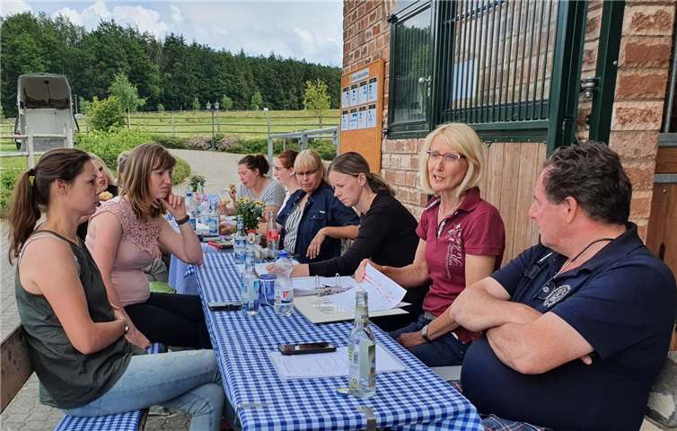 Vor dem Zuchtstall kamen die Verantwortlichen des Reitvereins Kurtscheid zusammen. Foto: Uwe Lederer