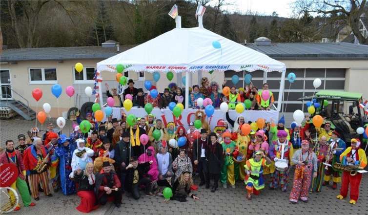 Vor dem Zugstart versammelte sich die große bunte Truppe auf dem Bauhof-Gelände.privat