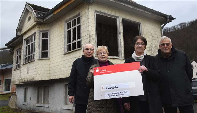 Vor dem alten Stellwerk am Bahnhof Bad Ems übergab Frau Gabriela Schmidt (2.v.re) die Spende über 1.000 Euro an den 1. Vorsitzenden des Geschichtsvereins Bad Ems - Dr. Ulrich Brand (re), den 2. Vorsitzenden und Projektleiter Stellwerk Christian Schröter (li) und an die Kassiererin Frau Anny Neusen (2.v.li).Foto: Dieter Schultz