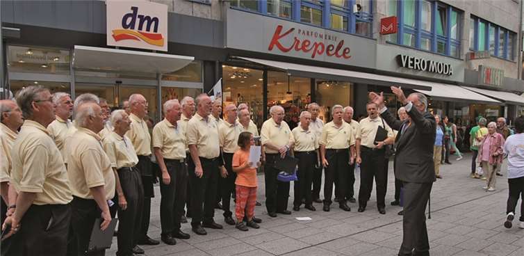 Vor dem dm-Markt postierte sich der Polizeichor, um die vorbeigehenden Passanten mir ihren Liedern zu erfreuen.  Privat