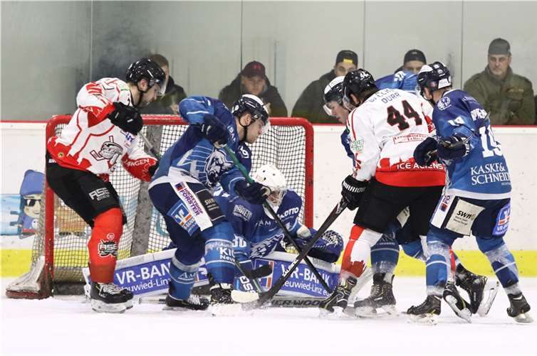 Vor dem eigenen Tor müssen die Neuwieder Bären wieder konsequenter die brenzligen Situationen bereinigen. „Wir kassierten zuletzt zu viele Gegentore“, monierte Trainer Daniel Benske.EHC Die Bären 2016