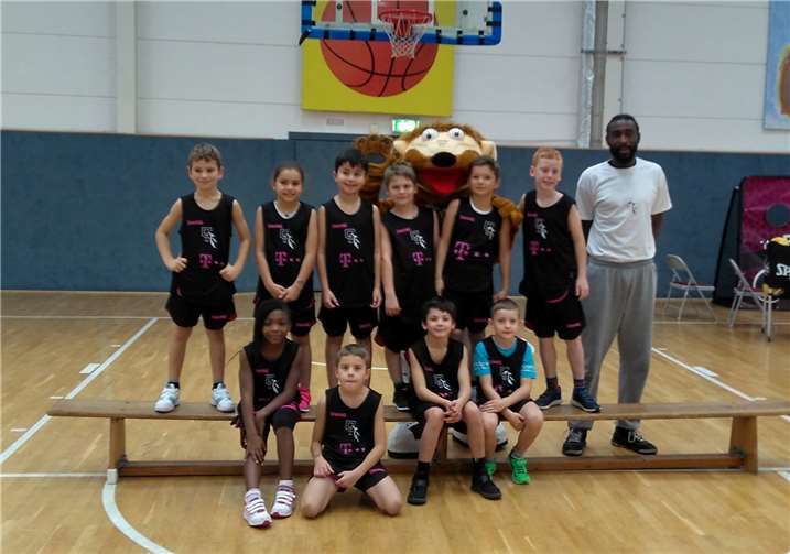 Vor dem eigentlichen Start der Challenge standen die Begegnung mit Bonni, dem Maskottchen der Telekom Baskets, und die Einkleidung mit neuen Trikots. privat