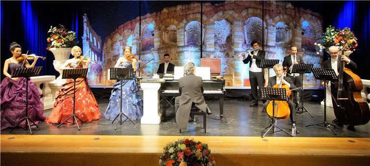 Vor dem eindrucksvollen Bühnenbild spielen die Rheinischen Solisten italienisch inspirierte Musik. Privat