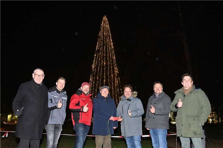 Der höchste lebende Weihnachtsbaum des Rheinlandes Vor dem erleuchteten Mammuntbaum: (v.l.) Erster Beigeordneter Peter Diewald, Nils Assenmacher (Elektro Christian Müller), Christian Lersch (Uferlichter e.V.), Horst Felten, Jens Heckenbach (beide Freundeskreis Turmkerze), Frank Mies (Uferlichter e.V.) und Jan Ritter (Marketing GmbH). Foto: Hans-Jürgen Vollrath
