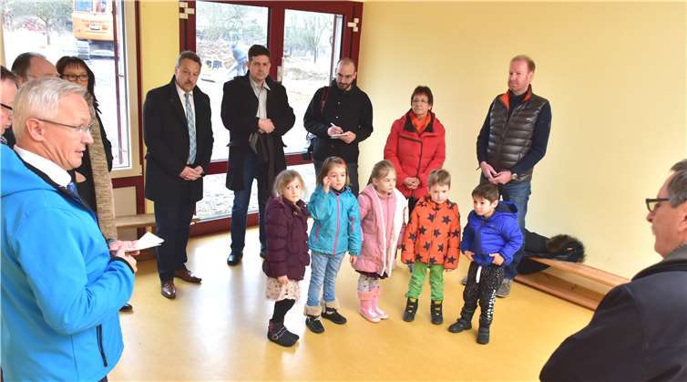 Vor dem ersten Spatenstich erläuterten Ortsbürgermeister Ferdi Wittlich und Landrat Achim Hallerbach das Projekt.