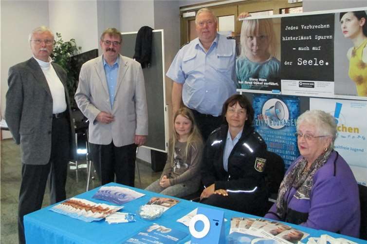 Vor dem gemeinsamen Informationsstand des weißen Ring und der Polizei Bendorf im Rathaus Vallendar v. li. stellv. Außenstellenleiter des weißen Ring e.V., Eberhard Brennholt; 1. Beigeordneter der Stadt Vallendar Wolfgang Helbach; zwei Vertreter der Polizei Bendorf sowie eine weitere ehrenamtliche Mitarbeiterin des weißen Ring.Weißer Ring/Mike Jonuleit