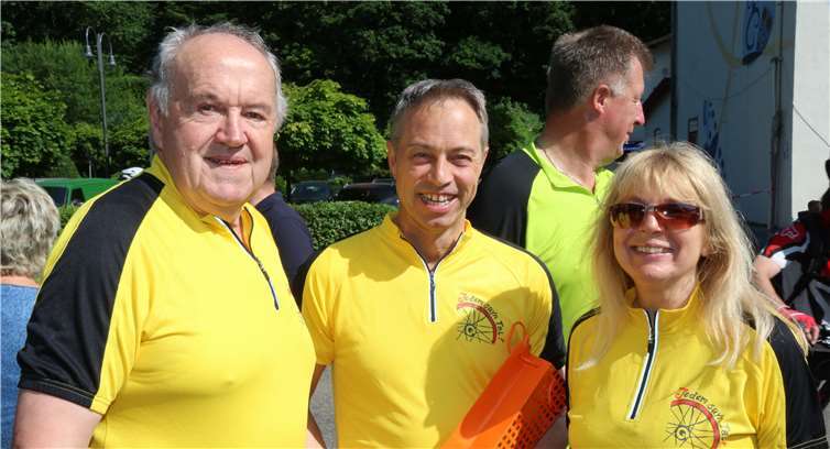 Vor dem gemeinsamen Start gratulieren die Bendorfer Beigeordneten Bernhard Wiemer und Gaby Zils dem Bürgermeister von Ransbach-Baumbach Michael Merz zu seinem 50. Geburtstag.