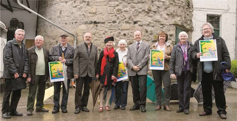 Vor dem historischen Turm der Burg Münchhausen präsentierten sich die Organisatoren der Wachtberger Römerwoche vom 13. bis 21. September. JOST