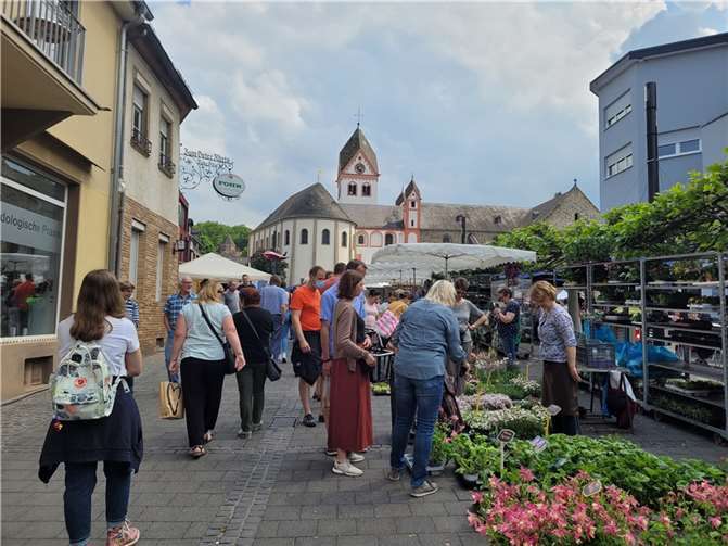Vor dem imposanten Panorama der Kirchen St. Medard lockt ein vielseitiges Angebot. Fotos: Stadt Bendorf