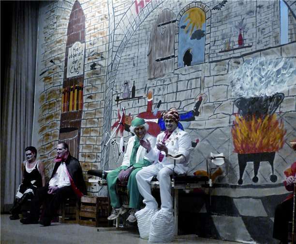 Vor dem kreativen Bühnenbild sitzend, darf das Präsidenten-Duo „Hubi“ Braun und Christoph Poth die Sitzung auch einmal ganz entspannt genießen.  BSB