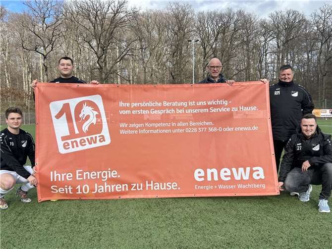 Vor dem letzten Heimspiel der 1. Mannschaft trafen sich die Verantwortlichen am Sportplatz, um die fortwährende Zusammenarbeit zu bestätigen und ein aktualisiertes Banner zu übergeben.  Foto: SVA