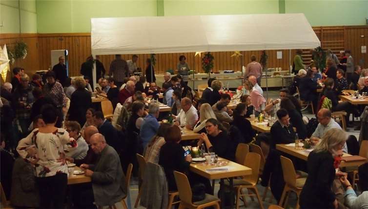 Vor dem musikalischen Teil der Veranstaltung stärkten sich die Besucherinnen und Besucher mit Kaffee und Kuchen.