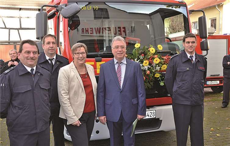 Vor dem neuen Löschgruppenfahrzeug: Stefan Schumacher, Franz Schulz, Petra Kalkbrenner, Eckhard Maack und Torsten Clemens.WEIGERT