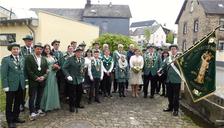 Vor dem örtlichen Bor (Dorfbrunnen) stellten sich der gastgebende Jubiläumsverein zu einem Erinnerungsfoto.  Fotos: TE