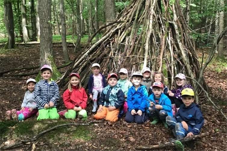 Vor dem selbstgebauten Tipi kamen die Kinder zum Gruppenfoto zusammen. Foto: privat