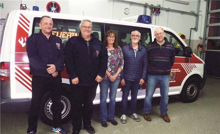 Vor dem vom Förderverein finanzierten MTF (v.r.): Wehrführer Hermann Peter Heuft, Gerätewart Hans Joachim Sänger, Schriftführerin Simone Breitbach, 1. Vorsitzender Franz Josef Breitbach und der stellvertretende Wehrführer Lars Perzewski.