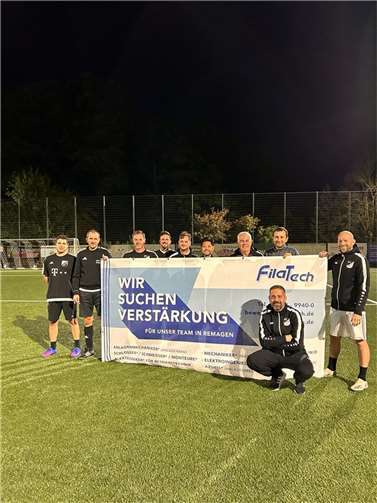 Vor dem wöchentlich stattfindenden Training der „Alten Herren“ des SV Alemannia Adendorf (SVA) überreichte Apostolos Tsiftsidis, Geschäftsführer der Firma Fila Tech Filament Technology und Spinnanlagen aus Remagen und engagierter Spieler der Mannschaft, ein Werbebanner seiner Firma. Foto: privat