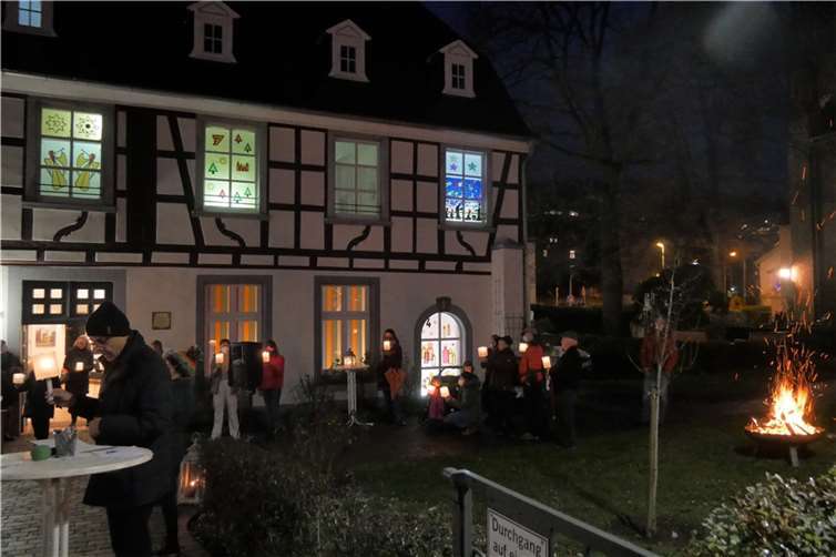 Vor den Adventskalender-Fenstern des Katharinenhofs der Evangelischen Kirche Linz traf man sich am 3. Advent zu einer Andacht mit Musik und Kerzenschein. Foto: CD
