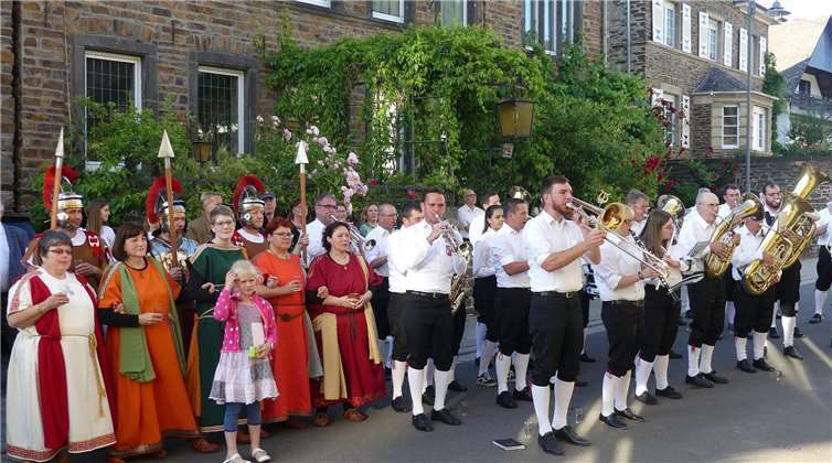 Vor den Anwesen der scheidenden sowie der neuen Weinkönigin spielten die Musikanten ein flottes Ständchen.Fotos: TEFotos: TE