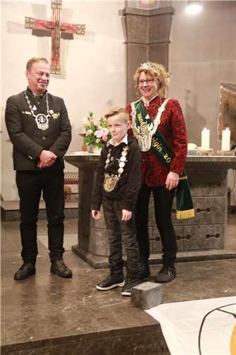 Vor den Augen der 1. Bundeskönigin Andrea Reiprich ließ es sich Bundesbambini-Prinz Simon Bensch nicht nehmen, Thomas Herschbach die von Pfarrer Hans-Rolf Funken frisch gesegnete Prinzgemahl-Kette höchstpersönlich zu verleihen.  Foto: Thorsten Hansen