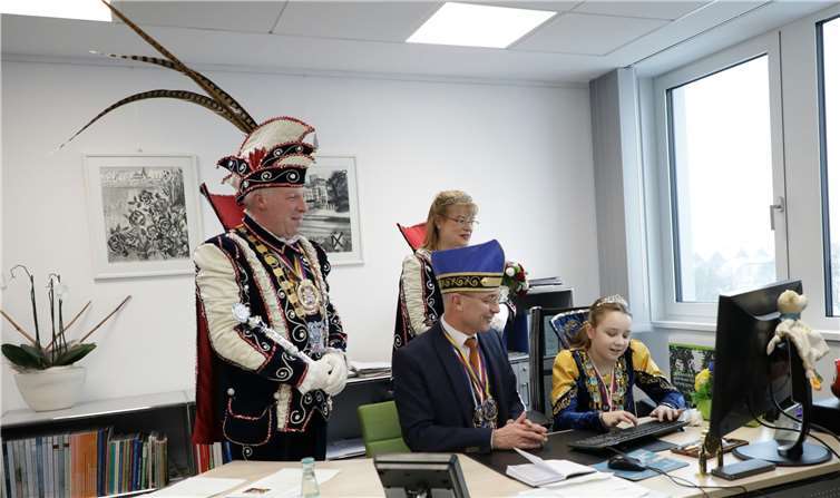 Vor den Augen des Bürgermeisters übernehmen die Tollitätenselbst den Computer von Bert Spilles. Fotos: -CEW-