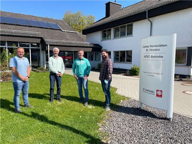 Vor den Caritas Werkstätten in Cochem: v.li. Betriebsstättenleiter Tino Pfitzner, Einrichtungsleiter Thomas Zenner, Martin Retterath und Philipp Neideck.  Foto: Caritas Werkstätten, Cochem