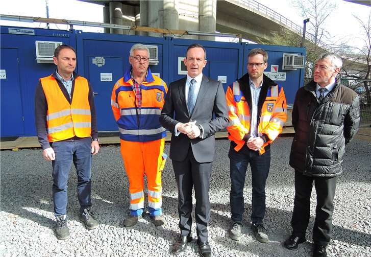 Vor den Containern des LBM-Baubüros: v li. Wolfgang Breidtscheidel,Dieter Gras, Volker Wissing, Stephan Waldecker, Bernd Winkler. Fotos: BSB