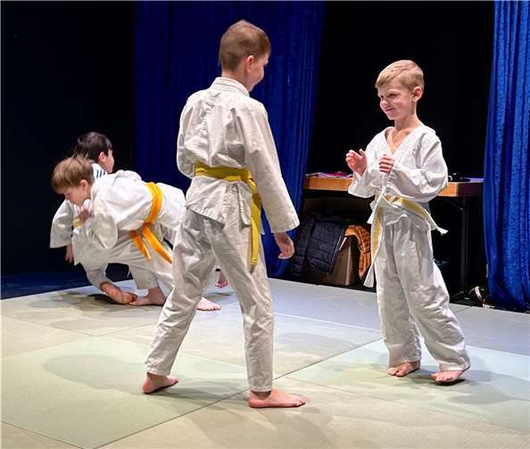 Vor den Ehrungen beeindruckten die jüngsten Judokas des VfL Paul, Theo, Benjamin und Andrej das Publikum mit ihrer Geschicklichkeit und Kraft im Zweikampf.