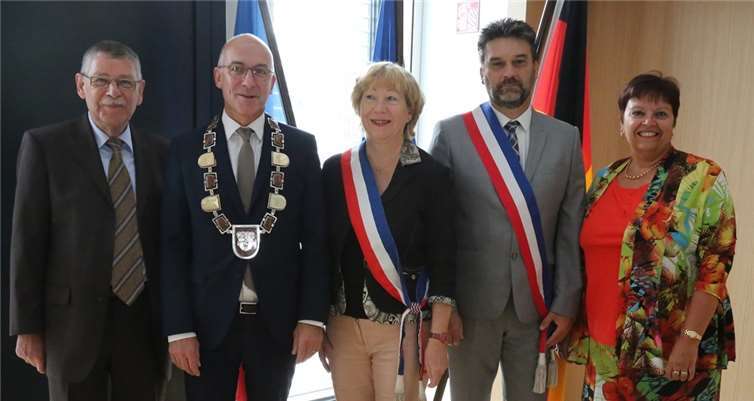 Vor den Fahnen Deutschland, Frankreichs und der Europaflagge präsentierten sich Bürgermeister Bert Spilles sowie die Vertreter aus Le Mée und Bernhard Granz vom Bürgerverein.StF