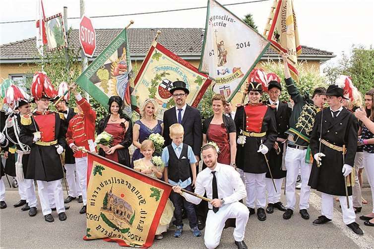 Vor den Fahnen der Junggesellenvereine präsentierten sich Klaus Scholl und Andrea Boden-Scholl dem Ohlenberger Volk.