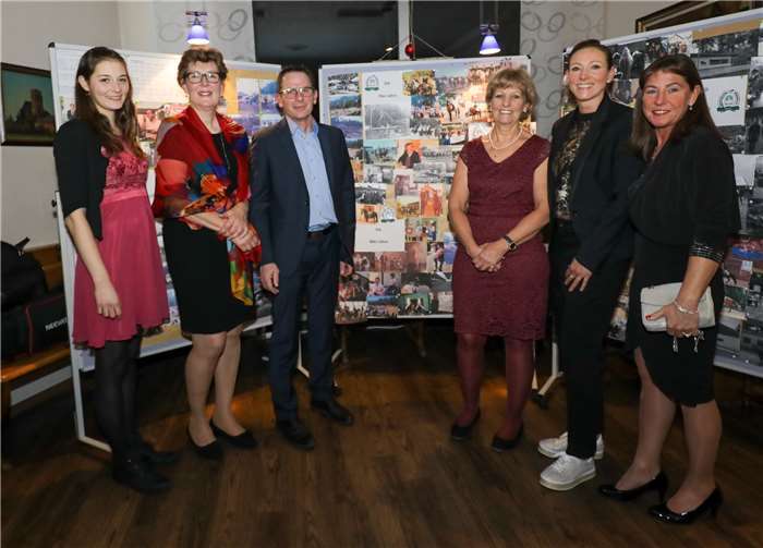 Vor den Pinnwänden mit der Vereinsgeschichte (v.l.): Katharina Luhmer, Vera Taller, Wilbert Goertz, Vorsitzende Christiane Camp, Verena Schäfer und Mareile Welsch.Fotos: CEW