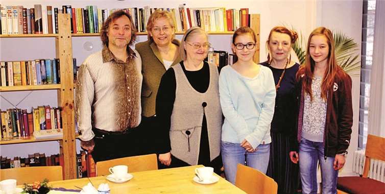 Vor den Regalen im Foyer begrüßte die Vierer-Bande mit den Bibliothekarinnen Annalena und Hannah die Eröffnungsbesucher.