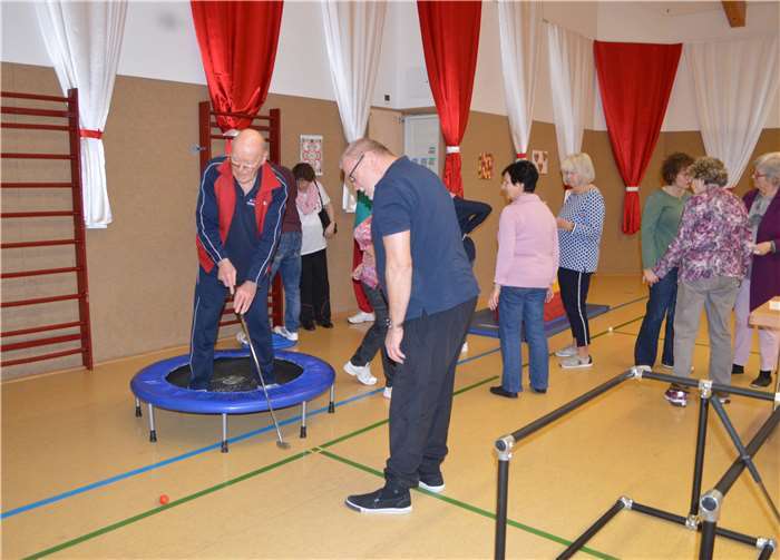Vor den Stationen ist jeweils ein weiteres Sportgerät als Abschlagsplatz aufgebaut.