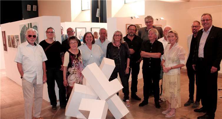 Vor den Stellwänden mit ihren Arbeiten und hinter derHöcky-Skulptur präsentierte der Kunstverein einen Großteil der ausstellenden Künstler. Fotos: DL