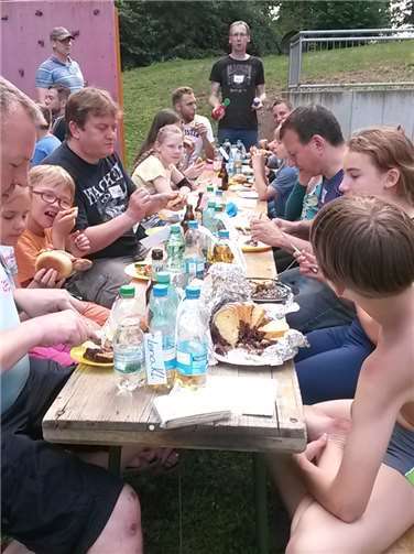 Vor den Wettkämpfen galt es, sich mit schmackhaftem Kuchen zu stärken. privat