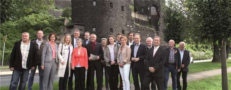 Vor den Zwillingstürmen der ehemaligen Ludendorffbrücke übergab Staatssekretär Günter Kern Cilly Adenauer den Förderbescheid. DL