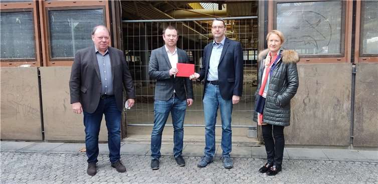 Vor den zerstörten Werkstätten: v.li. Schulleiterin Gundi Kontakis, VLW-Landesvorsitzender Dirk Mettler, Fördervereinsvorsitzender Daniel Schlich und VLW-Bezirksvorsitzender Kurt Flöck bei der Übergabe der Spende.Quelle: VLW