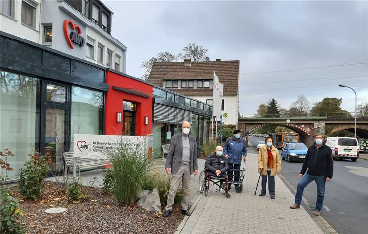 Vor der AWO Senioreneinrichtung an der Laubach wird auf der sehr stark befahrenen Straße „Laubach“ ein streckenbezogener Tempo 30 Bereich eingerichtet. Bei einem Ortstermin freuen sich und hoffen gemeinsam auf baldige Umsetzung (von links) Edgar Kühlenthal (stellvertretender Vorsitzender des Seniorenbeirats), Walter Korbach, Herbert Neugebauer, Dr. Elisabeth Funke (alle Mitglieder des Bewohnervertretung), Jürgen Gerz (Leiter der AWO Senioreneinrichtung an der Laubach). Foto: AWO Laubach