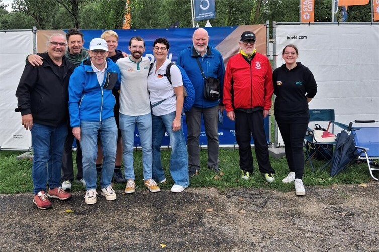 Vor der Amsterdamer Bosbaan, nach dem vierten WM-Platz, gratulieren die „Schlachtenbummler“ der RG Treis-Karden und seine Familie aus Brieden, Jonas Wiesen (5.v.l.).