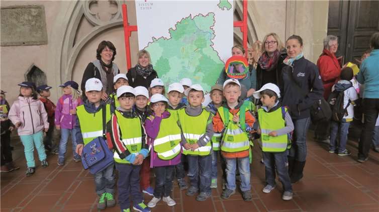 Vor der Bistumskarte stellten sich die Tigerenten zu einem Gruppenfoto zusammen.privat